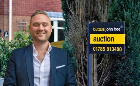 propertymark-stuart-collar-brown-auction-sign-houses
